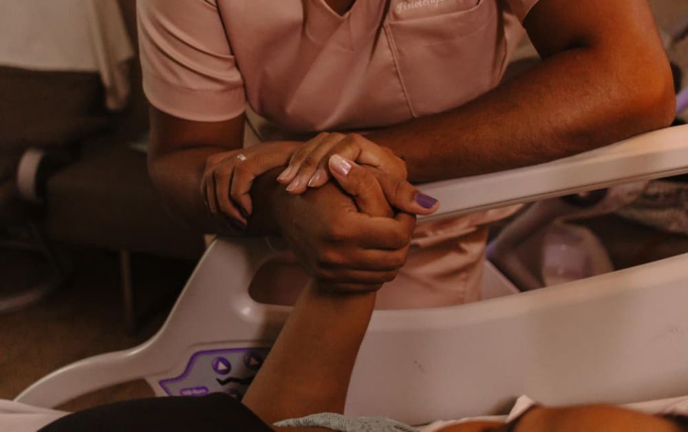 Mãos entrelaçadas em gesto de cuidado