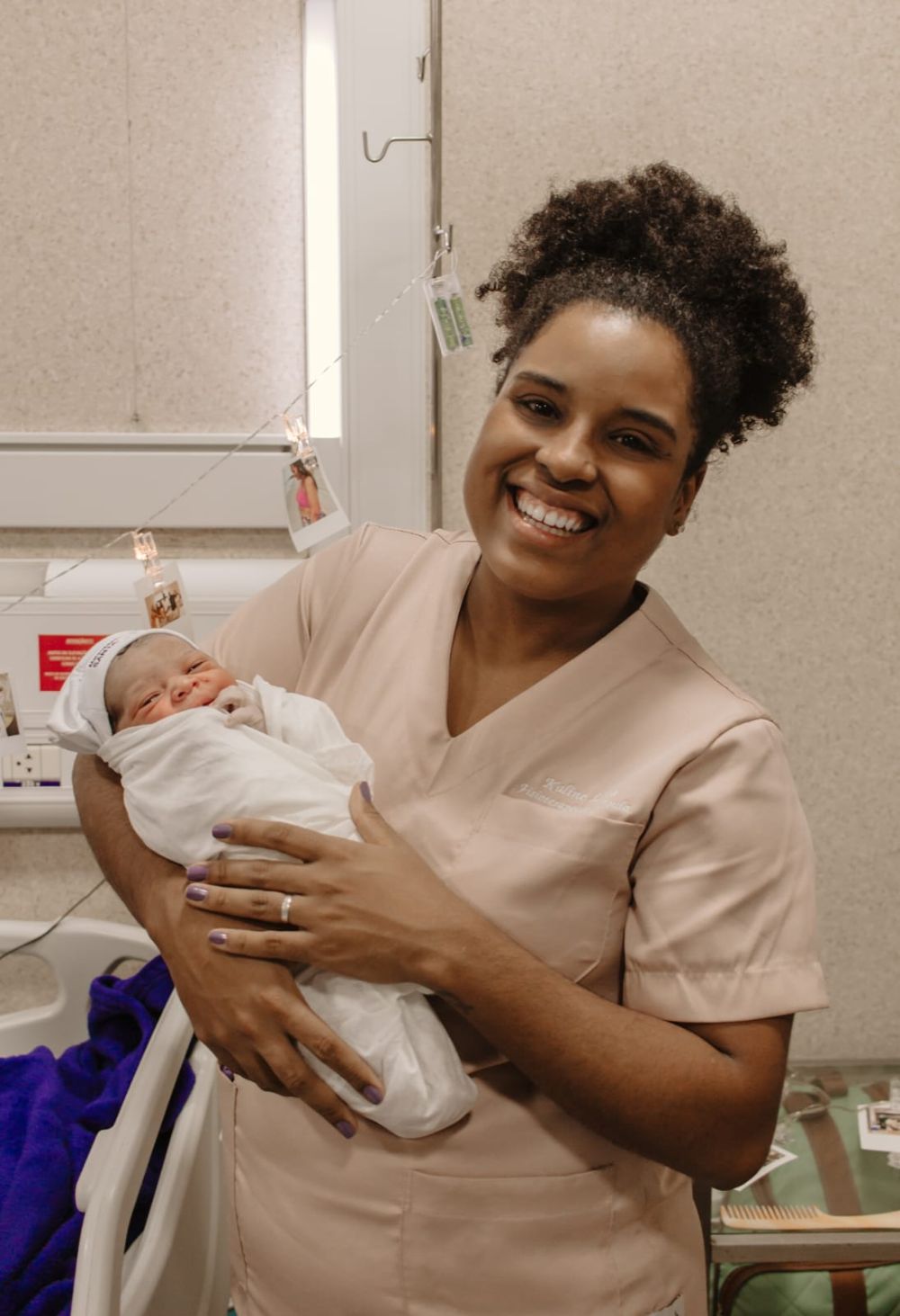 Doula segurando recém-nascido
